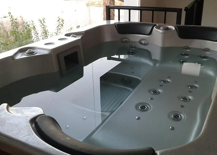 Isla - Couples Only *